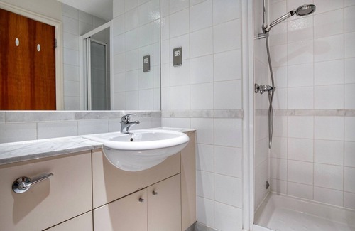 Bishop's Apartment | Nice South Bank 2BR w/ View of London Eye, nr Attractions, by Blueground