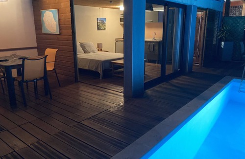 L'Etang-Sale Apartment | Nice Studio with private swimming pool and sea landscape