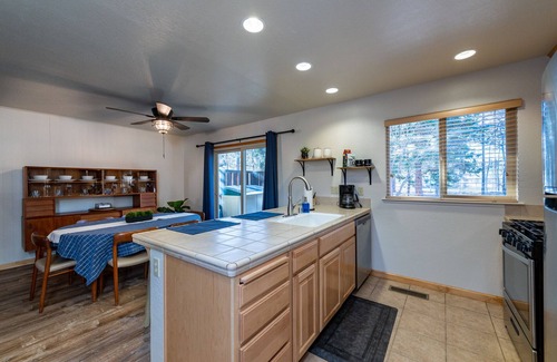 Lake Forest Apartment | Nicely updated Lake Forest Glen end unit townhome