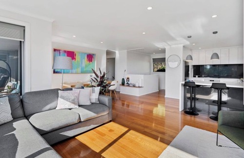 Sandy Bay Villa | Nicolas Escape panoramic views luxury and space