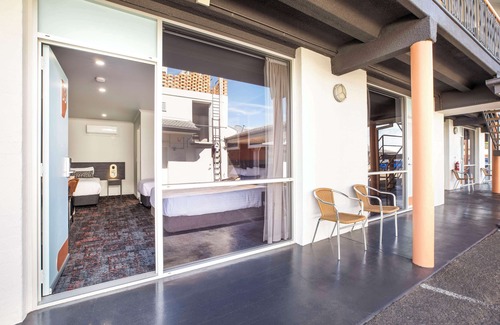 Warwick Hotel | Nightcap at Horse and Jockey Hotel Warwick