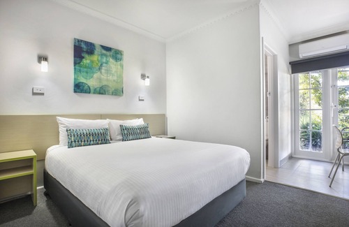 Airport West Hotel | Nightcap at Skyways Hotel