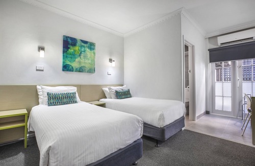 Airport West Hotel | Nightcap at Skyways Hotel