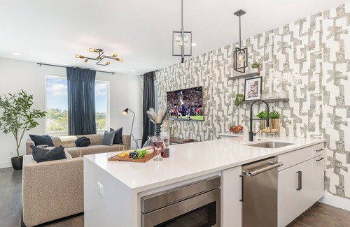 Katie Hill Neighborhood Cottage | Nimbus-rooftop Deck-hot Tub-mins to Broadway