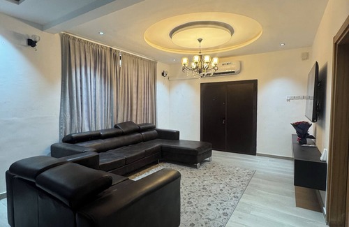 Accra House | nnOpulent 3-bedroom home: master suites, study, balcony, HS WiFi, A/C & washer.