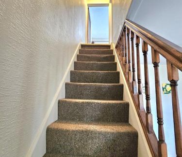 Roath House | No 34 - Cardiff City location - free parking- sleeps 6