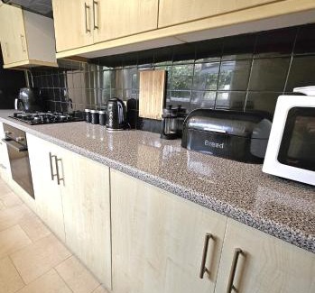 Roath House | No 34 - Cardiff City location - free parking- sleeps 6