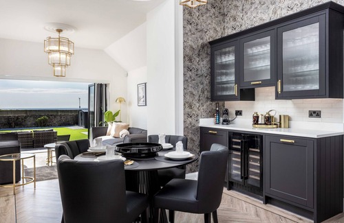 Troon House | No.36 South Beach - Donnini Apartments