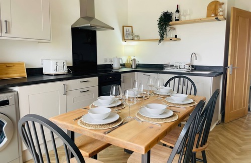 Trearddur Bay Cottage | NO.7 PLAS DARIEN, pet friendly, with a garden in Trearddur Bay