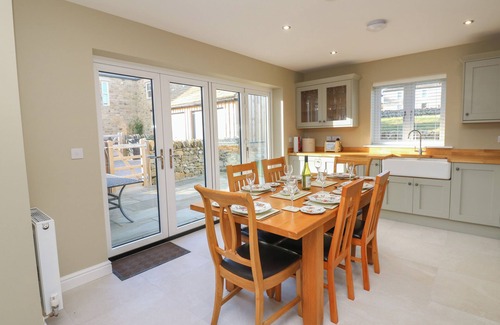 West Witton House | NO.8 CAIRN COTTAGE, pet friendly, with a garden in West Witton