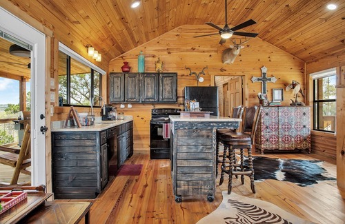 Fredericksburg Cabin | No Rancho Properties Hilltop Hideaway | King Bed | Hot Tub |Beautiful Views
