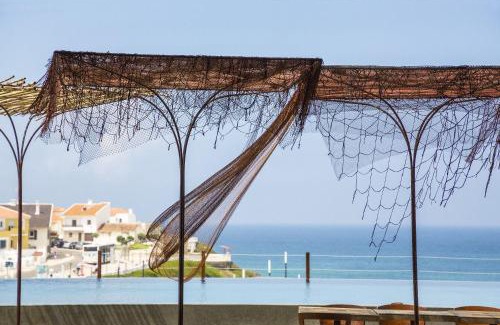 Praia de Santa Cruz Hotel | Noah Surf House Portugal