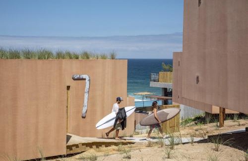 Praia de Santa Cruz Hotel | Noah Surf House Portugal