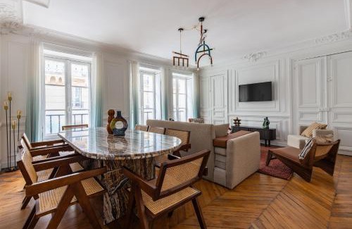 Saint-Thomas-d'Aquin Apartment | NoChichi-Collections - Café de Flore