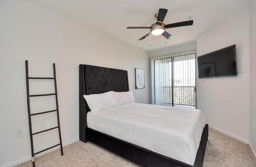 South Central Houston Apartment | Noir Oasis 5 MINS away from Texas Medical Center