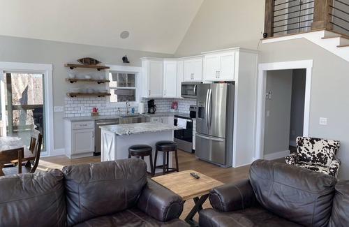 Lindseyville Cabin | Nolin Lake/Mammoth Cave Lakehouse Rental - Newly Built