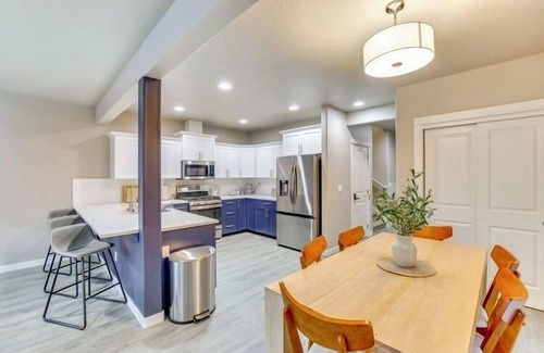 Sunset House | North End/Stay in Boise’s coveted North End! This 4BR/3BA retreat blends modern style with Boise Blue charm. Minutes from downtown, Hyde Park, Camel’s Back Park, and the Greenbelt. Relax in the backyard oasis.