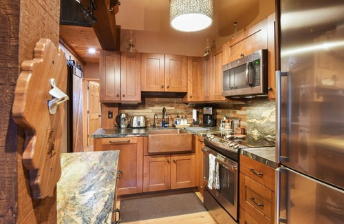 Olympic Valley House | North Lake Tahoe Alpine Retreat – Amazing Location Close to Lake & Skiing!