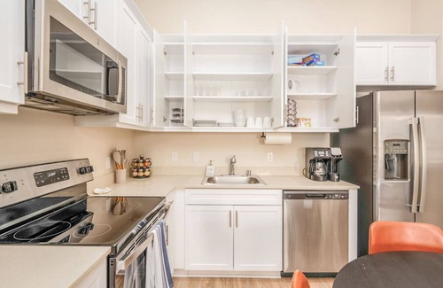 North Park Apartment | North Park Penthouse~King Beds~Workspaces~Parking!