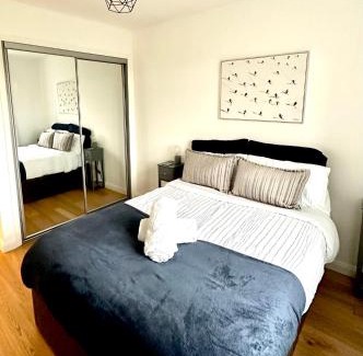Lavender Fields House | Northern Line Double Room Stay with Free Parking