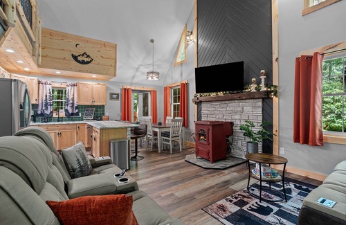 Sigel Cabin | Northwoods Ln Cabin in Clear Creek by Tranquility Retreats