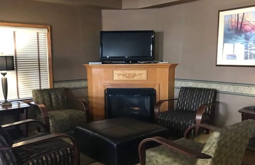 Eagan House | Norwood Inn Eagan - 1 King Bed Accessible Non Smoking