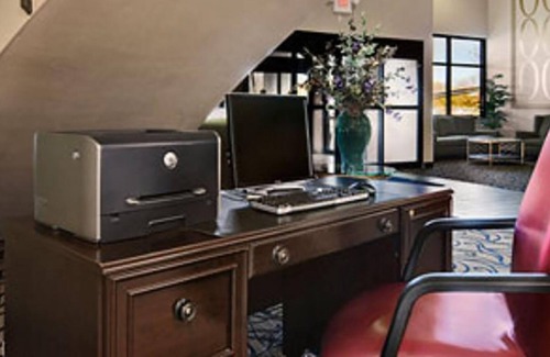 La Crosse House | Norwood Inn & Suites La Crosse - Deluxe 1 King Bed Non-Smoking