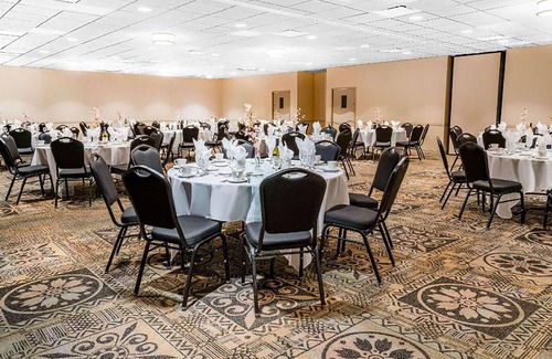 La Crosse House | Norwood Inn & Suites La Crosse - Deluxe 1 Kind