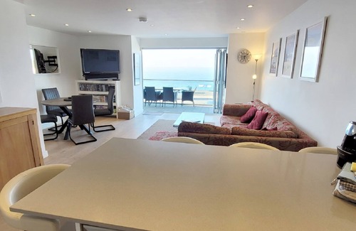 Newquay Apartment | Nov & Dec Reductions! Luxury 2 bed apartment, stunning views over Fistral Beach