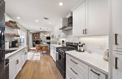 Grogan's Mill House | Nr The Woodlands Houston Retreat | Yard BBQ Games