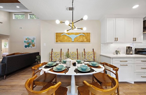 Grogan's Mill House | Nr The Woodlands Houston Retreat | Yard BBQ Games