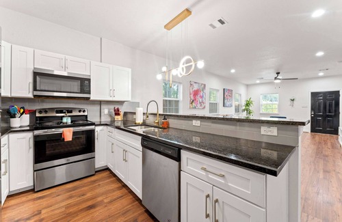 Southeast Houston House | NRG MedCenter 2BD/2.5BA w FencedYard & King Bed