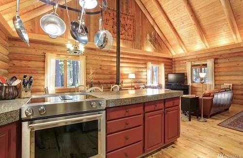 Cle Elum Cabin | Nshira’s Rest | Cabin In The Woods | near trails, lakes