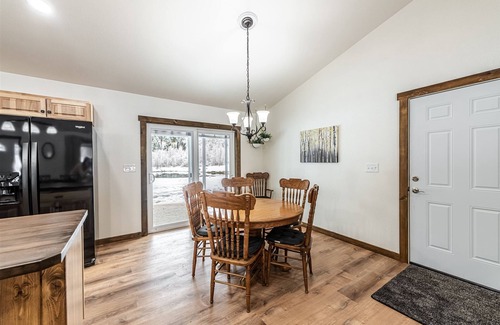 Superior House | nStreamside Reflections-Quiet Home-Private Pond- Superior, MT