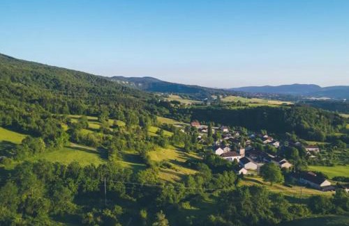 Valzin en Petite Montagne House | Numéro 9 Family