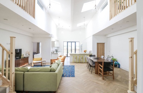 Waddesdon House | NUMBER 2 THE BARN HOUSE, pet friendly, with a garden in Woodham