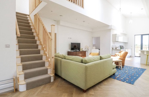 Waddesdon House | NUMBER 2 THE BARN HOUSE, pet friendly, with a garden in Woodham