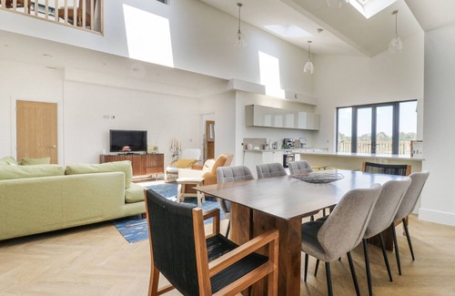 Waddesdon House | NUMBER 2 THE BARN HOUSE, pet friendly, with a garden in Woodham