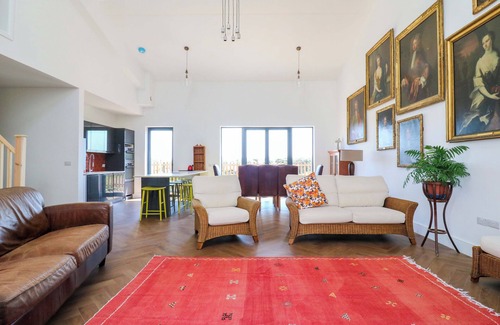 Waddesdon House | NUMBER 3 THE BARN HOUSE, pet friendly, with a garden in Woodham