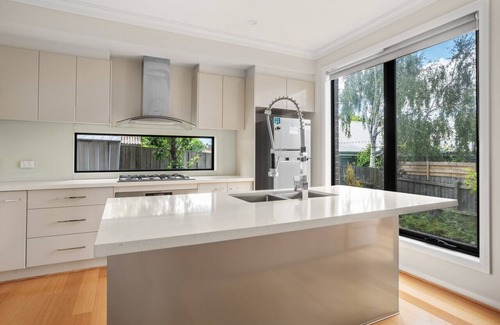 Nunawading House | Nunawading U2 Townhouse 4BR near Box Hill Wifi Parking