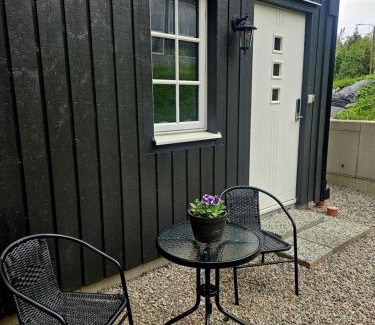 Svartinge Apartment | Nybyggt modernt gästhus nära naturen