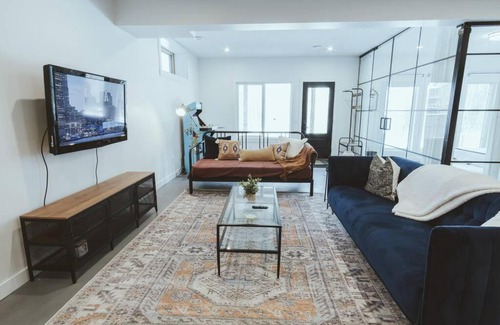 Northwest Edmonton House | NYC Loft Inspired 12 mins to WEM Vintage arcade