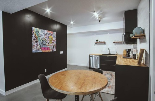 Northwest Edmonton House | NYC Loft Inspired 12 mins to WEM Vintage arcade