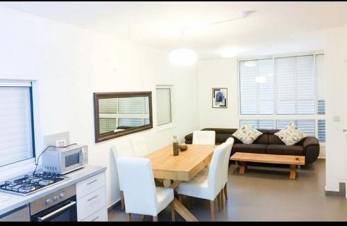 Bat Yam Apartment | Oַ&O Group- Cozy APT Bat-Yam 3 Min Walk To Beach