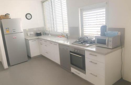 Bat Yam Apartment | Oַ&O Group- Cozy APT Bat-Yam 3 Min Walk To Beach