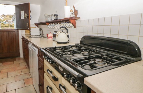 Turnchapel Cottage | OAK COTTAGE, pet friendly, character holiday cottage in Hooe