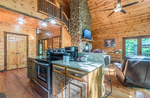 Cleveland Cabin | Oak Hill | 4BR 3.5BA | Luxury Secluded Log Cabin | Pool Table | Hot Tub