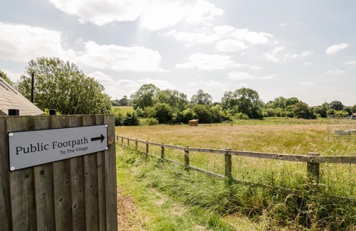 Chacombe Cottage | Oak Lodge At Bridge Lake Farm & Fishery