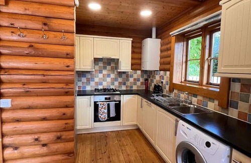 Aymestrey Cabin | 'oak' Log Cabin With hot tub