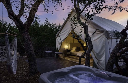 Fredericksburg RV Rental | Oak Retreat Glamping With Private Hot tub!